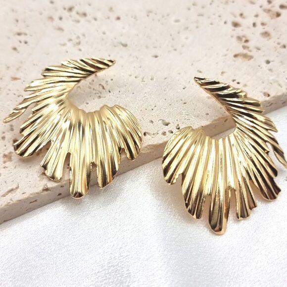 New ANTHRO Exaggerated leaf gold plated copper earrings. - Picture 1 of 7